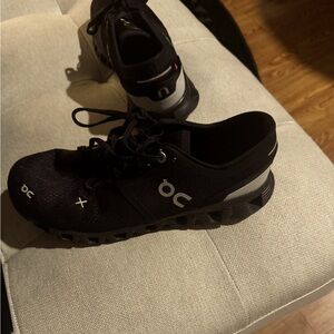 On Cloud Helion black sneaker